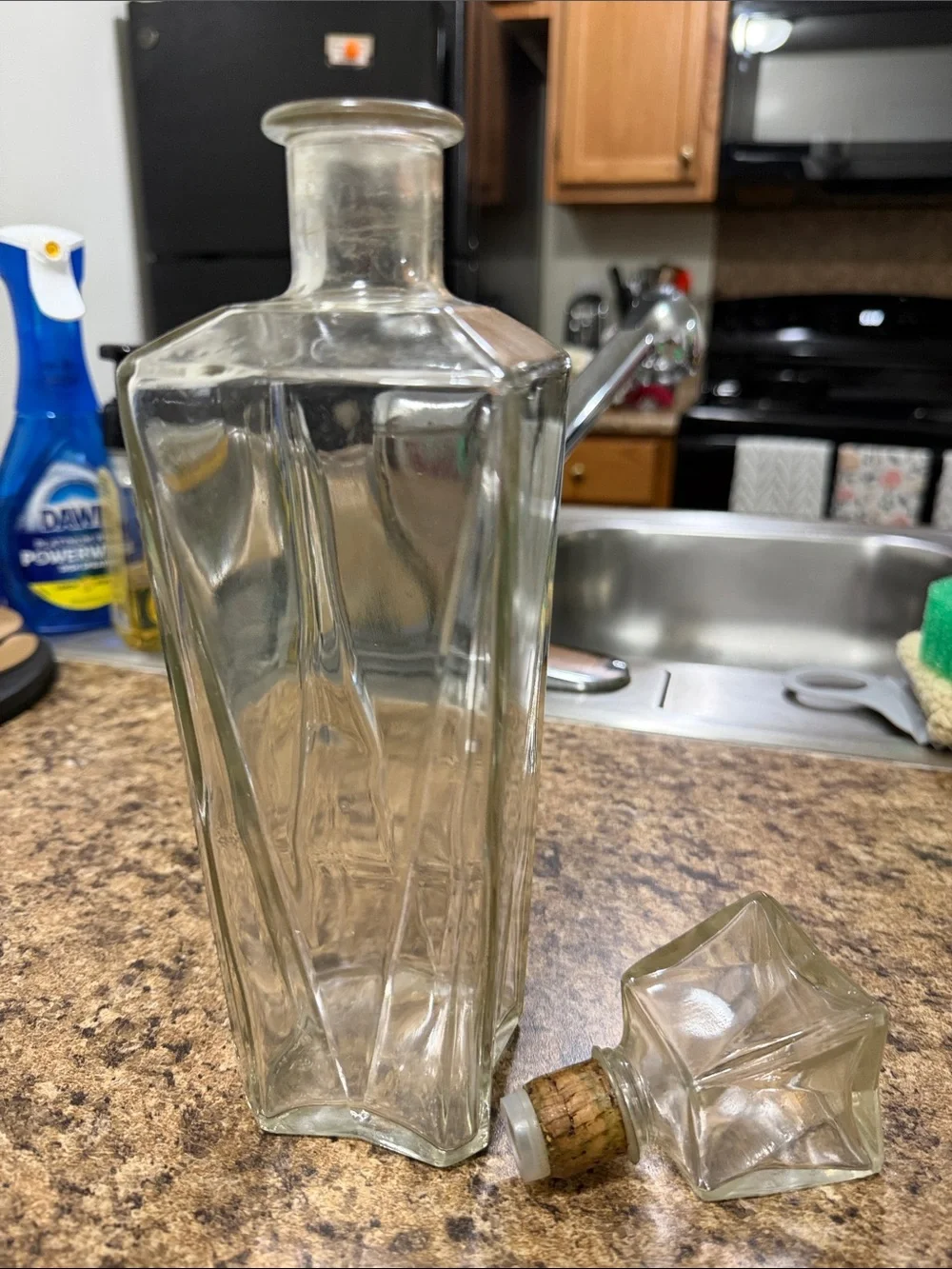 Clear Glass Decanter with Faceted Stopper - Elegant Home Dining Accent